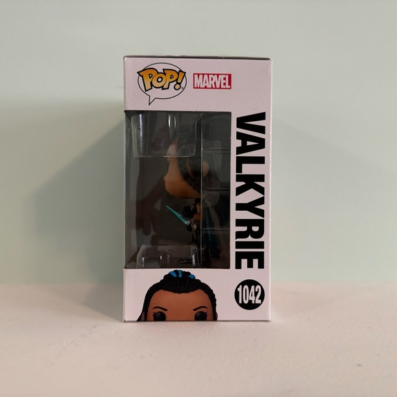 Funko Pop! - Thor Love and Thunder Vinyl Figure - Valkyrie #1042 - Picture 4 of 9